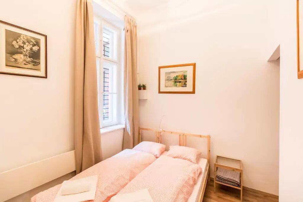 Spacious Lofted Place Next To The Pub District Apartment *
